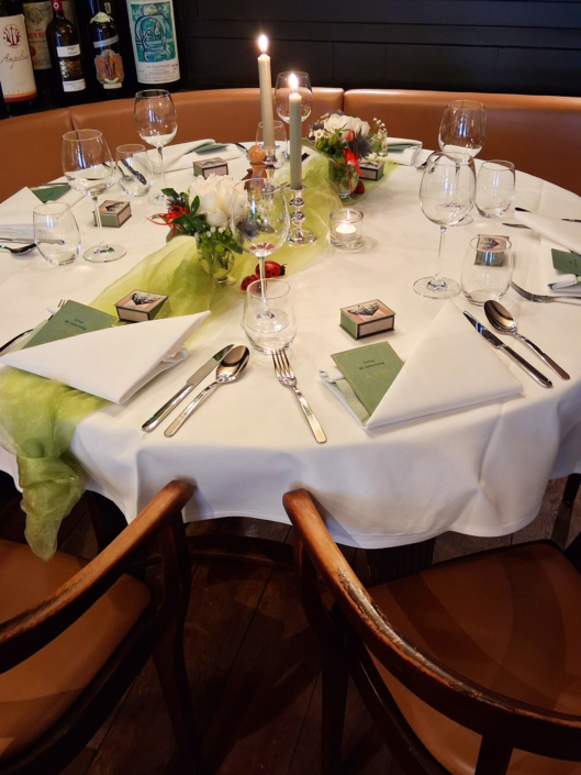 ein festlich gedeckter Tisch