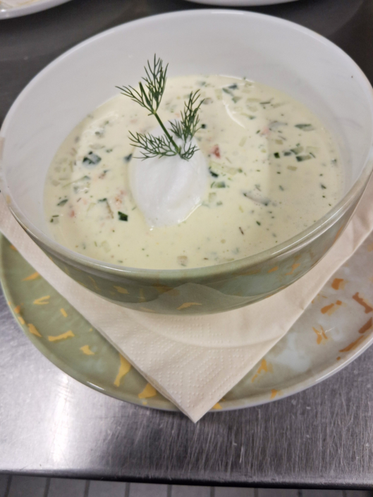 Eine Suppe - mit Dill garniert